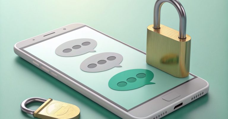 Smartphone posé à plat affichant une conversation, un cadenas doré posé dessus : ce que ChatGPT gratuit garde fermé face à Plus