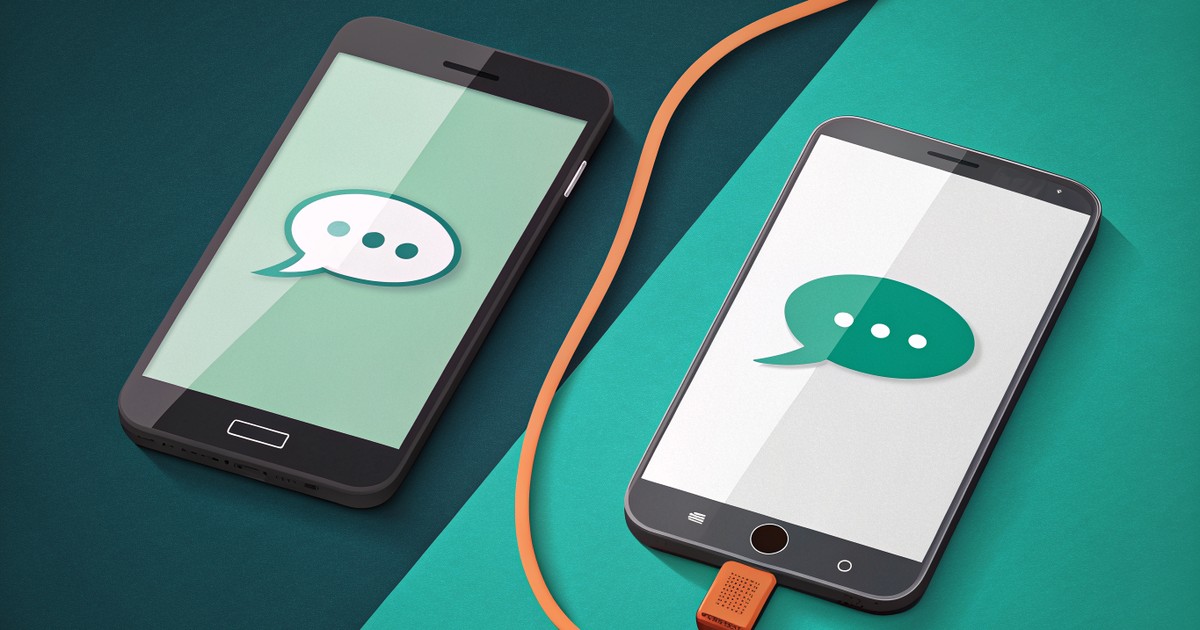 Deux smartphones affichant chacun une bulle de conversation, reliés par un câble orange