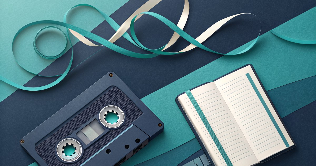 Illustration d une cassette audio et d un carnet ouvert, la transcription audio en texte