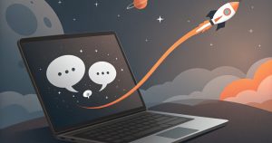 Ordinateur portable affichant des bulles de conversation, une fusée sort de l'écran